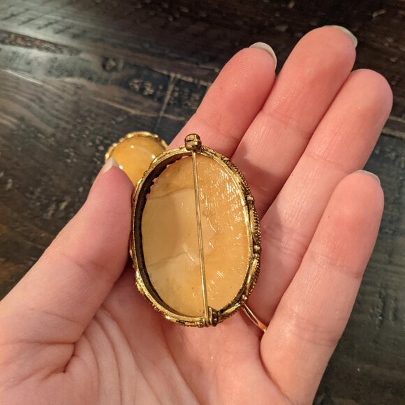 Vintage MCM Butterscotch Resin Brooch Clip-On Earrings Set Gold Tone Ornate Glam - Picture 5 of 9